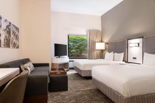 西米夫林思柏林希尔韦斯特米夫林酒店的酒店客房,设有两张床和一张沙发