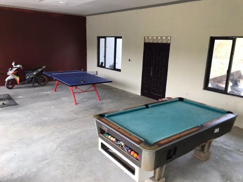 茂物Vila Gunung Batu inces的一间设有乒乓球桌的房间