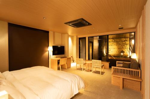 奈良奈良旅館別館 Sweet 螢 源的一间卧室设有一张床和一间客厅。