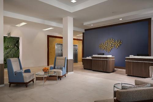 圣地亚哥圣地亚哥米森谷/酒店区万怡酒店的大堂设有带椅子和桌子的等候室