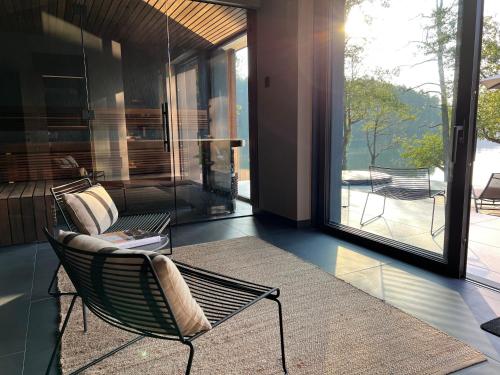 MindūnaiThe Lake - Waterfront Villas Retreat的客厅配有椅子和沙发