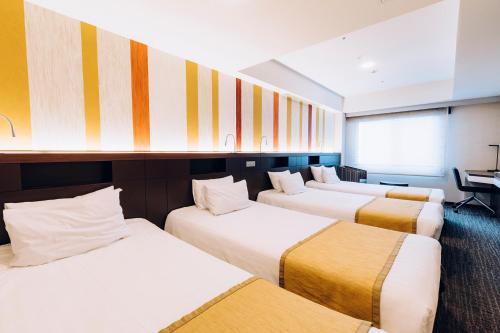 东京品川东武酒店的房间里一排三张床