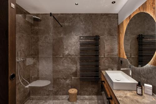 萨尔巴赫Hotel Gappmaier的一间带水槽和淋浴的浴室