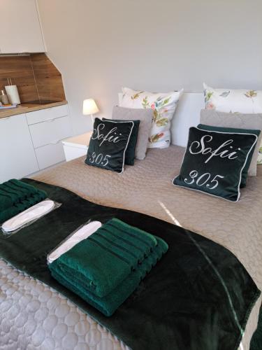斯维诺乌伊希切Rubus 305 Sofii的一间卧室配有两张带绿毛毯和枕头的床