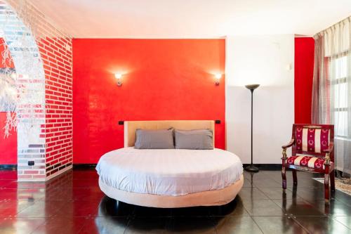 利沃诺Steel house的一间卧室配有一张红色墙壁的床