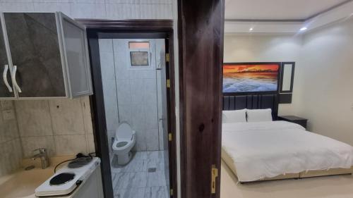 布赖代شقق مفروشة - توافيق的小房间设有一张床和一间浴室