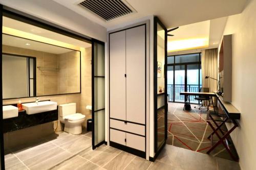 吉隆坡M101 KLCC KL city King Suites by Livin的一间带卫生间和水槽的浴室