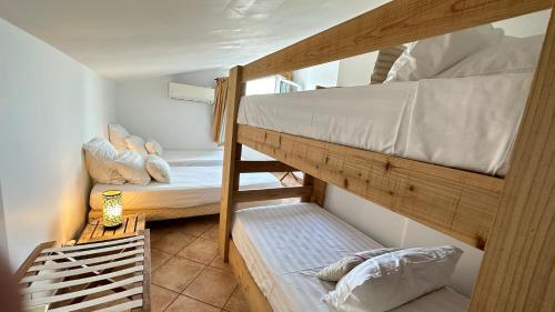 圣吉尔莱班La Villa Miranda Meublé de Tourisme 4 *的客房内的两张双层床