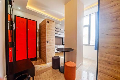伊斯坦布尔Manu Startup House的红色储物柜、桌子和凳子