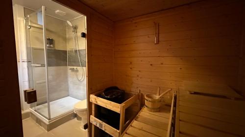 阿姆斯特丹Studio with sauna的带淋浴和卫生间的木制浴室