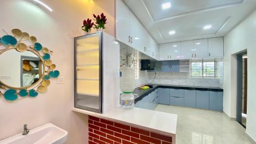 科代卡纳尔Willostays BlessedBlooms kodaikanal的厨房配有水槽和镜子