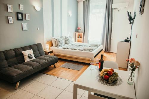 布达佩斯Elite Rooms & Apartments的客厅配有沙发和桌子