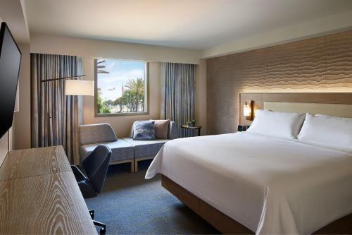 米尔布雷旧金山机场威斯丁酒店的配有一张床和一把椅子的酒店客房
