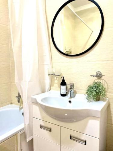 阿斯塔纳Park Avenue High Comfort 102-2的浴室设有白色水槽和镜子