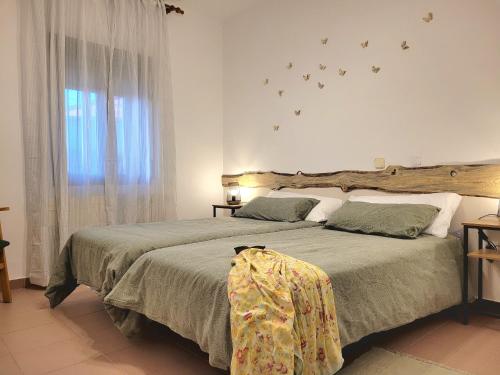 HOSTEL Villanueva的一间卧室设有两张床,墙上设有一扇鸟瞰窗。