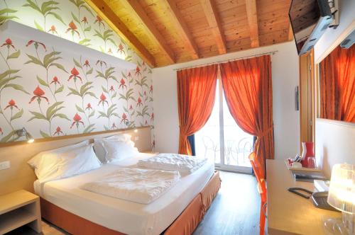 卡奥莱克莱奥费酒店的一间卧室配有床和橙色窗帘的窗户