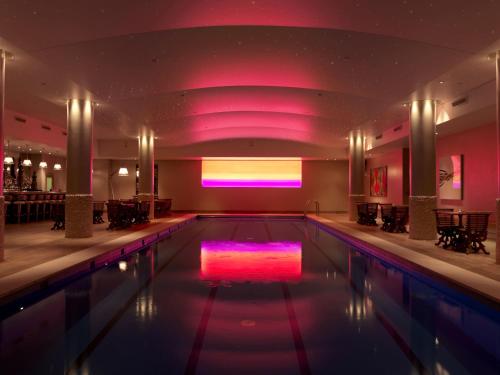伦敦菲尔姆戴尔酒店集团禧市酒店的紫色照明的酒店游泳池