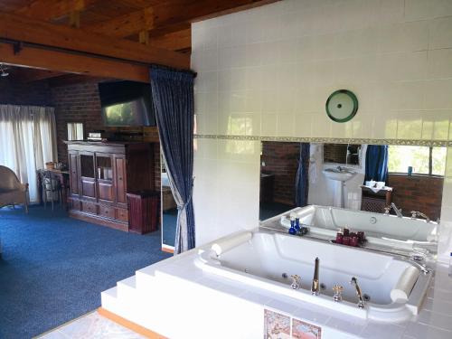 WitelsbosTsitsikamma on Sea Resort的客房内的白色大浴缸