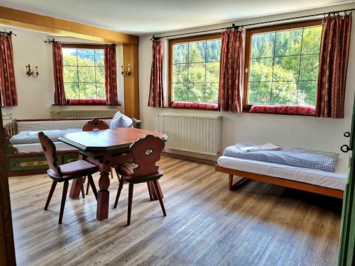 阿尔高内的伊门施塔特Berghotel Almagmach的客房设有桌子、床和窗户。