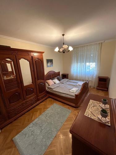 ZemunCentral apartment Zemun的卧室配有一张床和一张桌子