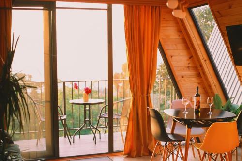 提斯基斯迪里Mandar Inn的客房设有带桌椅的阳台。
