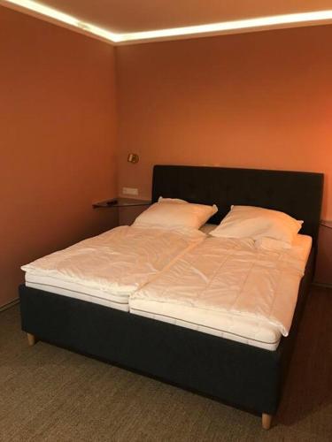 加尔德莱根FeWo Wallblick Sonnenuntergang的一间卧室配有带白色床单和枕头的床。