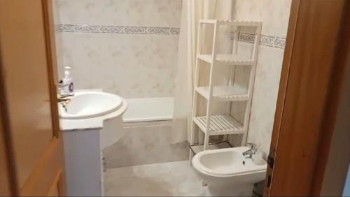 波尔蒂芒Rocha Gardens Apartment的白色的浴室设有水槽和卫生间。