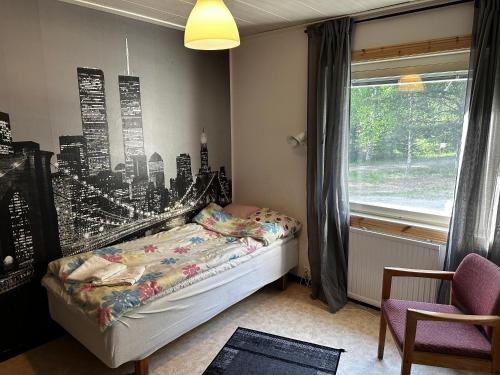 HaveröBungalow Östavall Skogsvägen 20的一间小卧室,配有床和窗户