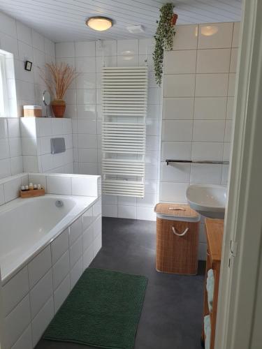 MaasbommelZonnig appartement Maasbommel.的白色的浴室设有浴缸和水槽。