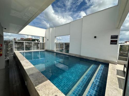 尤西德福拉Studio Felicittá piscina cozinha academia的建筑物屋顶上的游泳池
