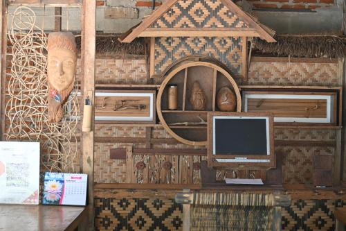 卡里蒙贾瓦邦加佳贝度假屋的墙上有电脑显示器的房间