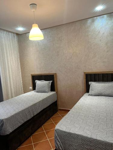 卡博尼格洛Luxury resident with pool的两张睡床彼此相邻,位于一个房间里