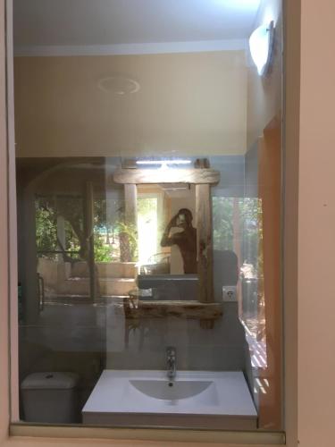 Boa VenturaBeach Villa am Praia de Chaves, Sal Rei, Boa Vista的浴室水槽反射在镜子中