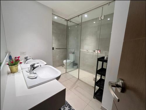 马尼拉Modern and Comfortable Staycation - Unit 3718 Novotel Tower的一间带水槽和玻璃淋浴的浴室