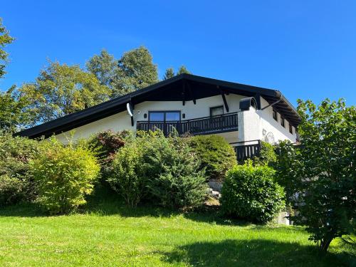 阿特湖畔翁特拉赫Die Landhausvilla in Unterach am Attersee的黑色屋顶的大型白色房屋