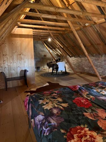 HolwierdeB&B Oldenbosch的阁楼卧室配有床