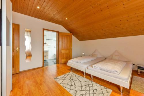 登肯多夫施图本-莫扎特酒店的一间卧室设有一张床和木制天花板