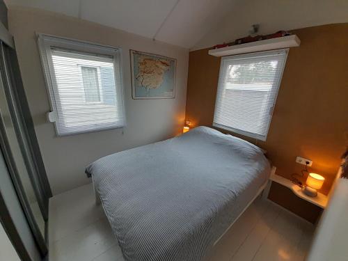曲马勒姆Beautiful 6-person chalet with Finnish wood-fired sauna的一间小卧室,配有床和2个窗户