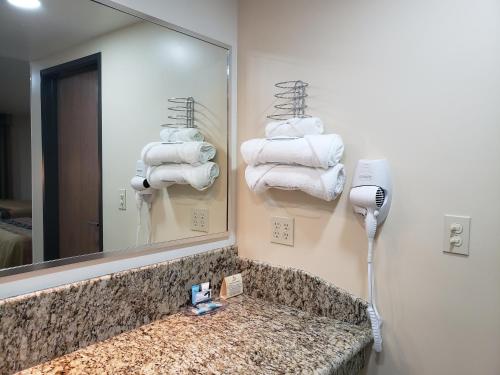 提华纳扎哈格扎别墅酒店的浴室设有镜子和一堆毛巾