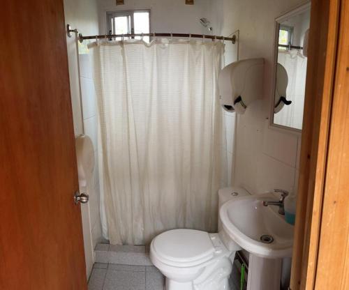 圣费利佩Hostel San Felipe的白色的浴室设有卫生间和水槽。