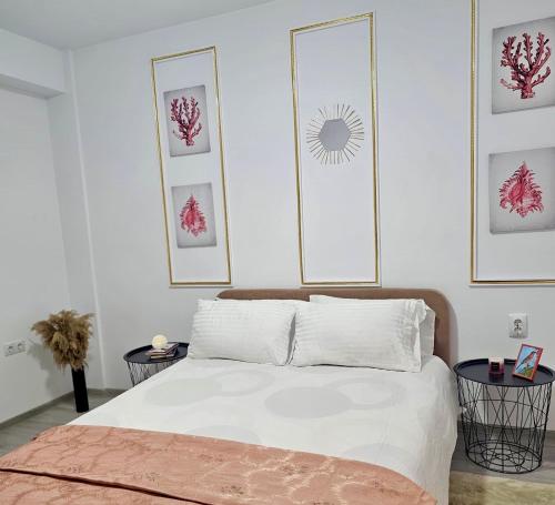普洛耶什蒂Cazare Ploiesti的卧室配有一张四幅画的墙壁床。
