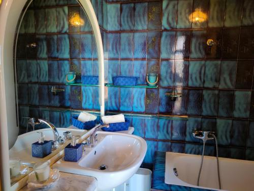 特尔尼Antica Terrazza的一间带水槽、浴缸和镜子的浴室