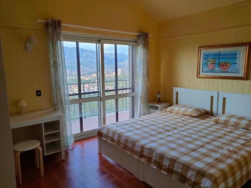 特尔尼Antica Terrazza的一间卧室设有一张床和一个大窗户