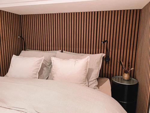 哈莱姆Coolest Apartment in Haarlem City - close to Beach and Amsterdam的一间卧室配有带白色床单和枕头的床。