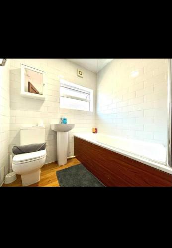 RoundhayVista homes的浴室配有卫生间、浴缸和水槽。