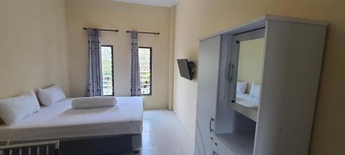 BonorejoSolo Nadamax City Guest House Syariah的小房间设有床和镜子