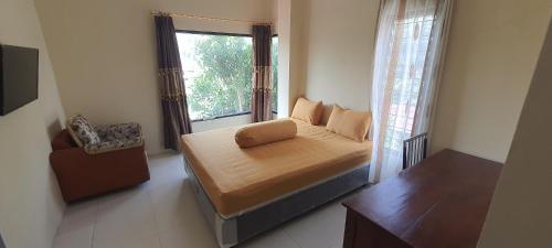 BonorejoSolo Nadamax City Guest House Syariah的一间小卧室,配有床和窗户