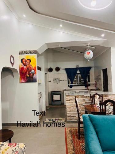 Kitengela Havilla homes的客厅设有蓝色的沙发和壁炉
