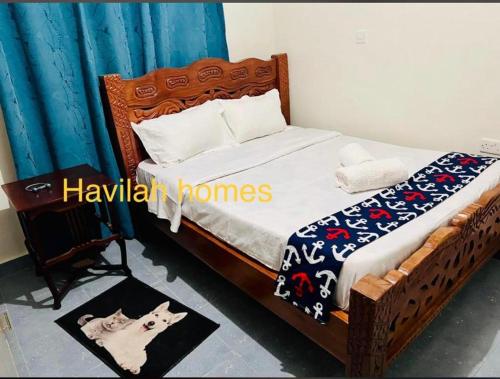 Kitengela Havilla homes的一间卧室配有一张床铺,床上有猫毛毯