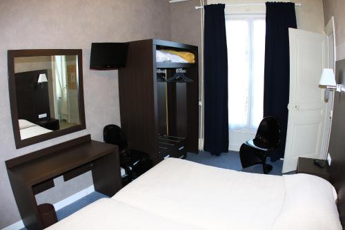 帕雷·勒·毛尼尔Hotel de la Basilique的一间卧室配有一张床、镜子和两把椅子